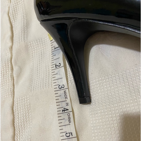 Mossimo Black Patent Pumps. 4 inch heel. - Picture 7 of 10